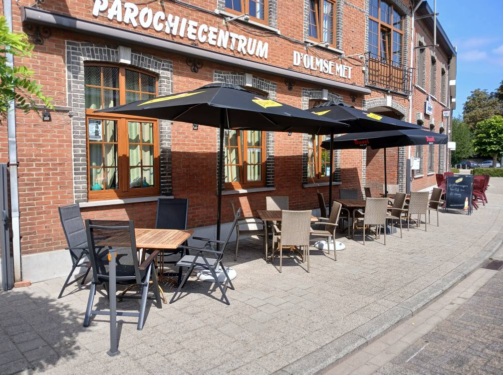 Vooraanzicht van Parochiecentrum D'Olmse Mét met terras