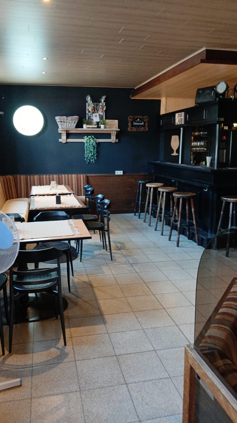 Gedekte tafels naast de toog in het café